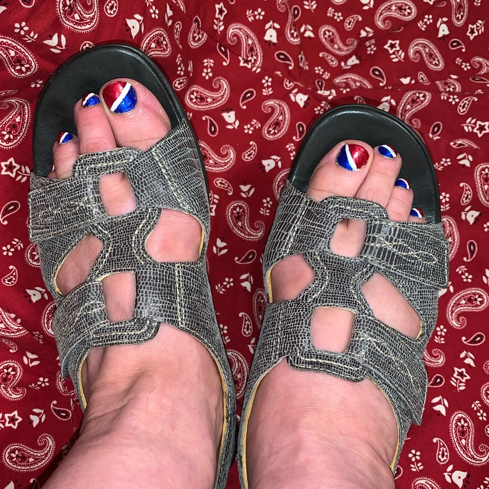 CLARK'S LEATHER Comfort Sandals - Picture 10 of 13